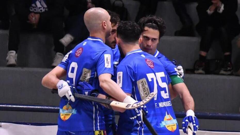 L’esultanza dei giocatori azzurri allenati da coach Sergio Silva (foto Giorgio)