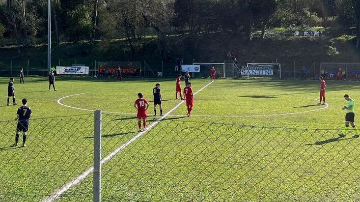 Il calcio d’inizio della partita di ieri tra Colli Marittimi e Geotermica