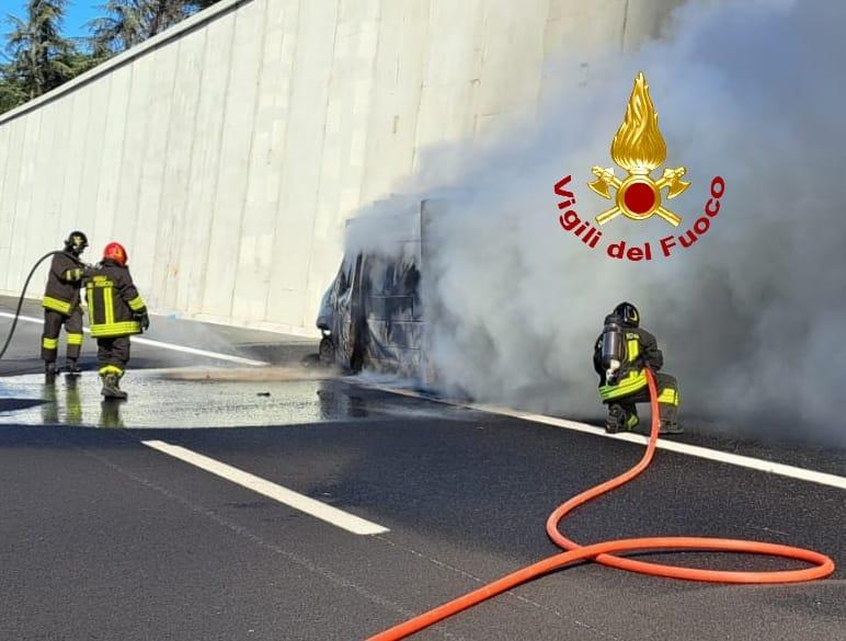 Furgone prende fuoco sull’A1, coda di chilometri tra Incisa Reggello e Firenze Sud