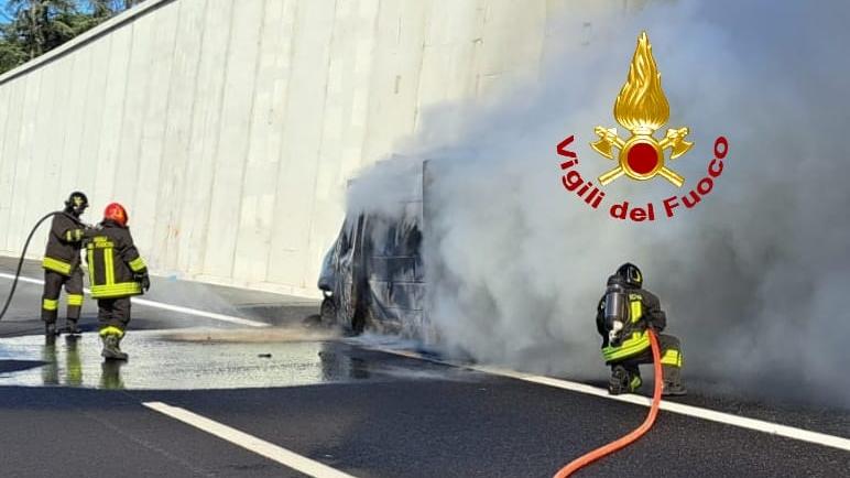 Furgone prende fuoco sull’A1, coda di chilometri tra Incisa Reggello e Firenze Sud