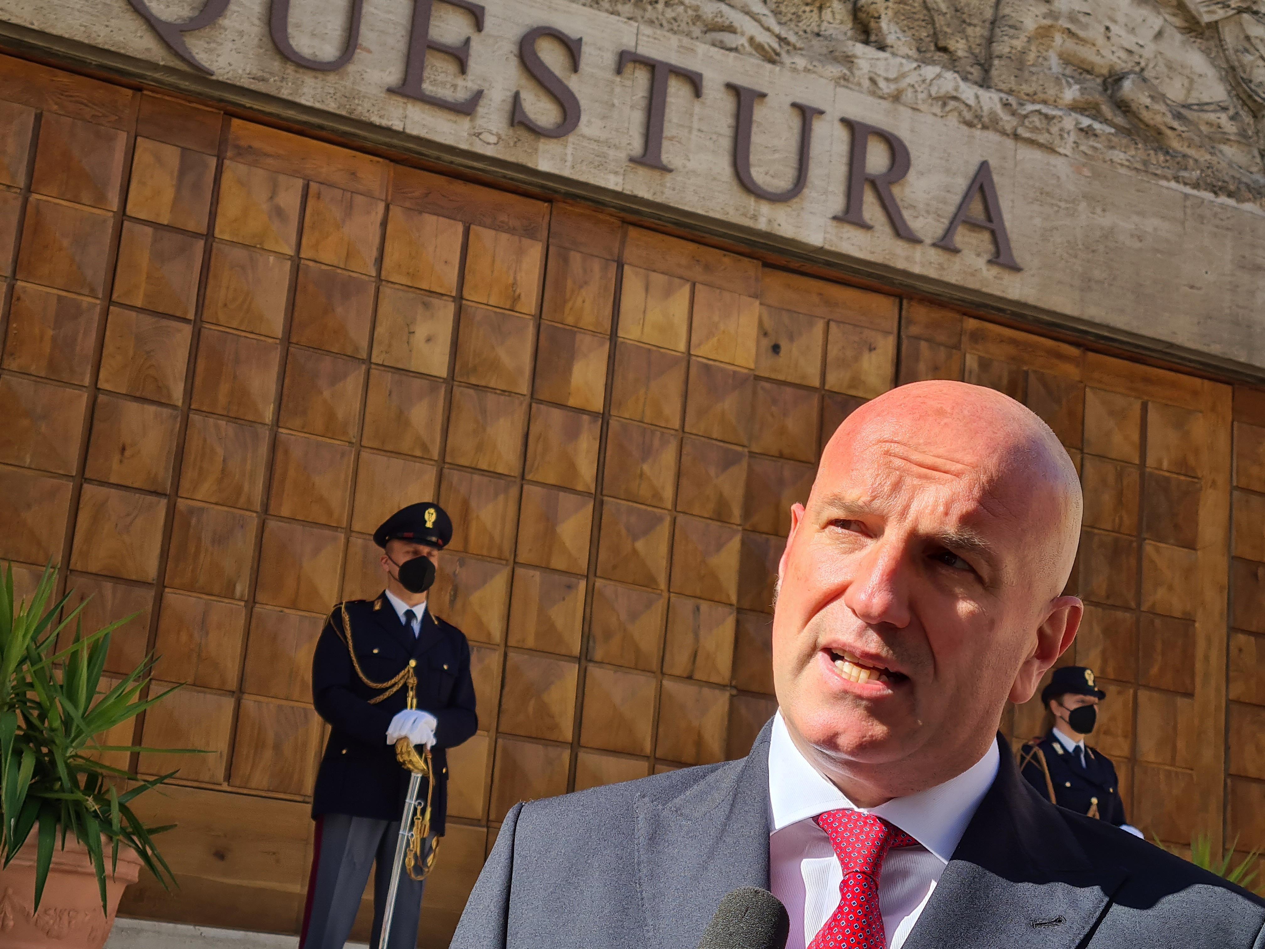 Il questore Roberto Massucci in via Fiume (foto Daniele Stefanini/Silvi)