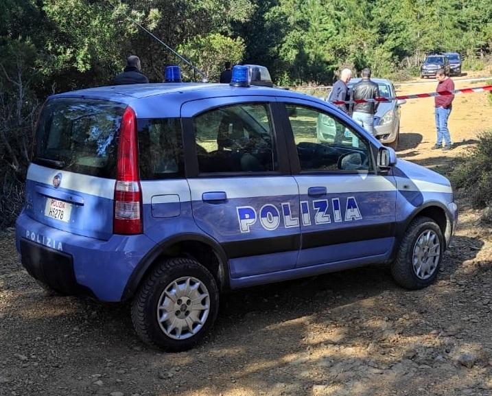 
	La Panda della polizia davanti alla Opel di Arzu ritrovata sul Monte Idolo

