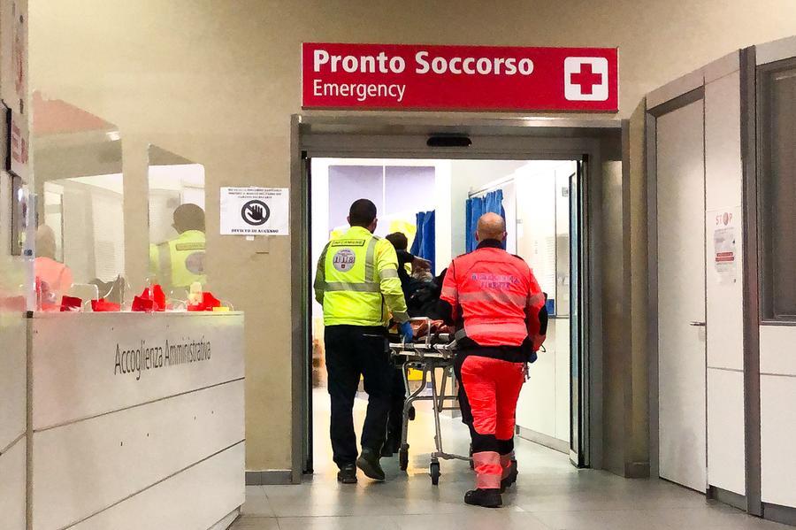 Blocca l’ingresso del pronto soccorso, poi tira un aspirapolvere contro un autobus e picchia i poliziotti, arrestato