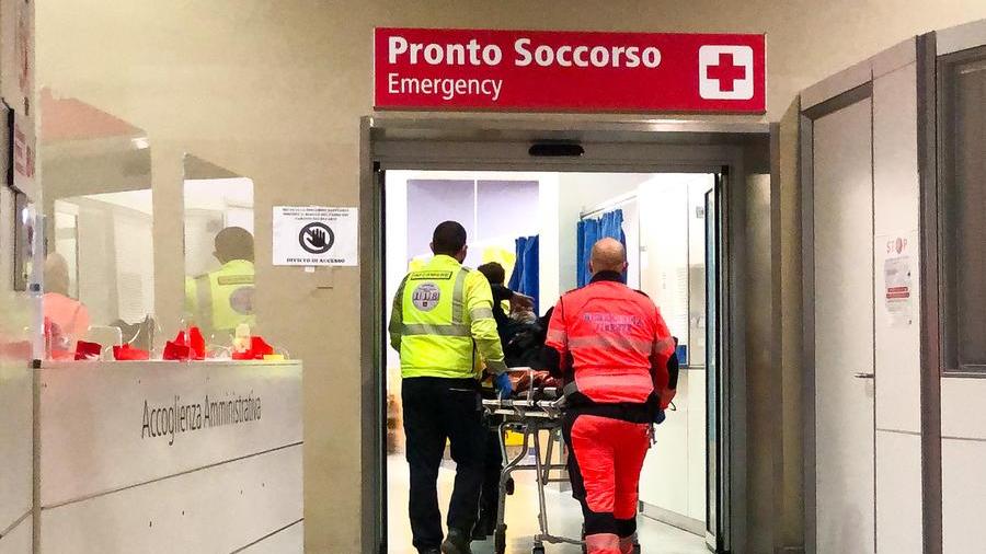Blocca l’ingresso del pronto soccorso, poi tira un aspirapolvere contro un autobus e picchia i poliziotti, arrestato