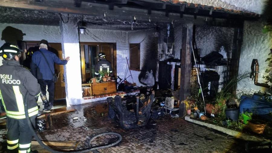 Rischia di morire nell’incendio della sua casa a Posada: anziana salvata da tre passanti