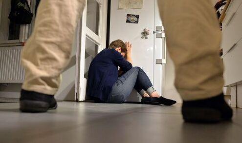 Sassari, «Ti sparo in bocca»: 4 anni al convivente violento