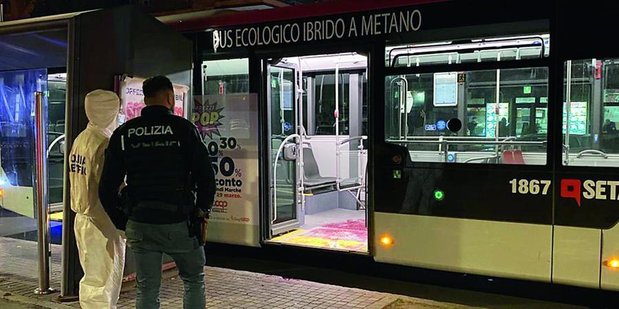 Accoltellato a bordo di un bus