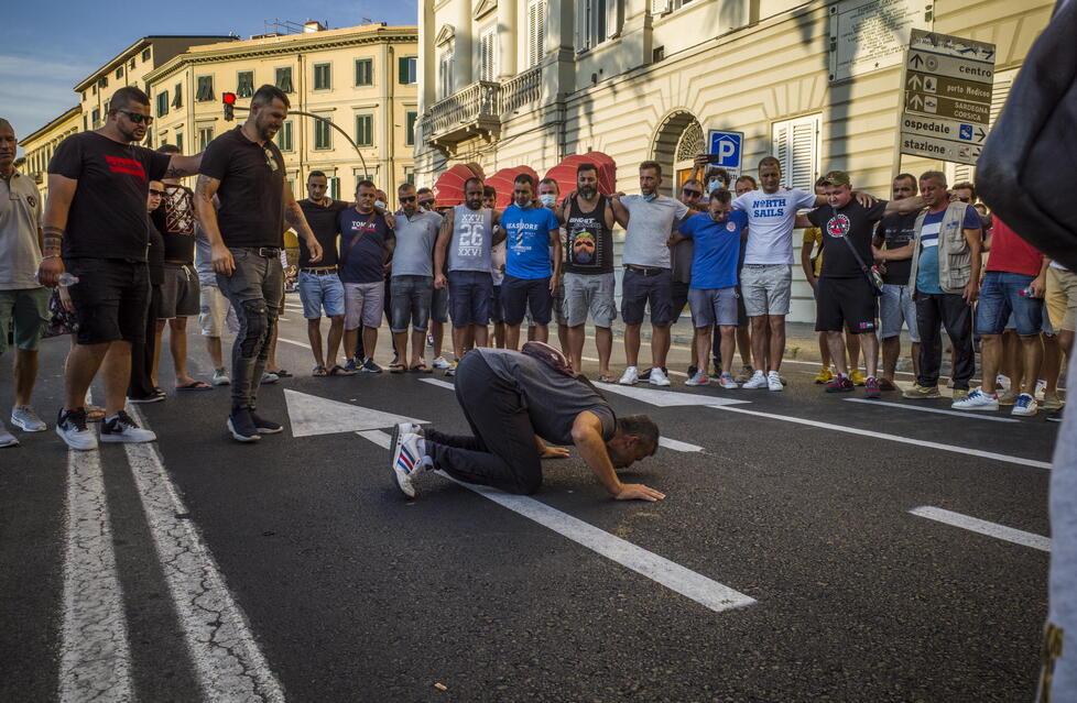 Livorno, ucciso sul viale dalla Porsche. L’investitore verso il processo: «Era positivo ad alcol e droga»