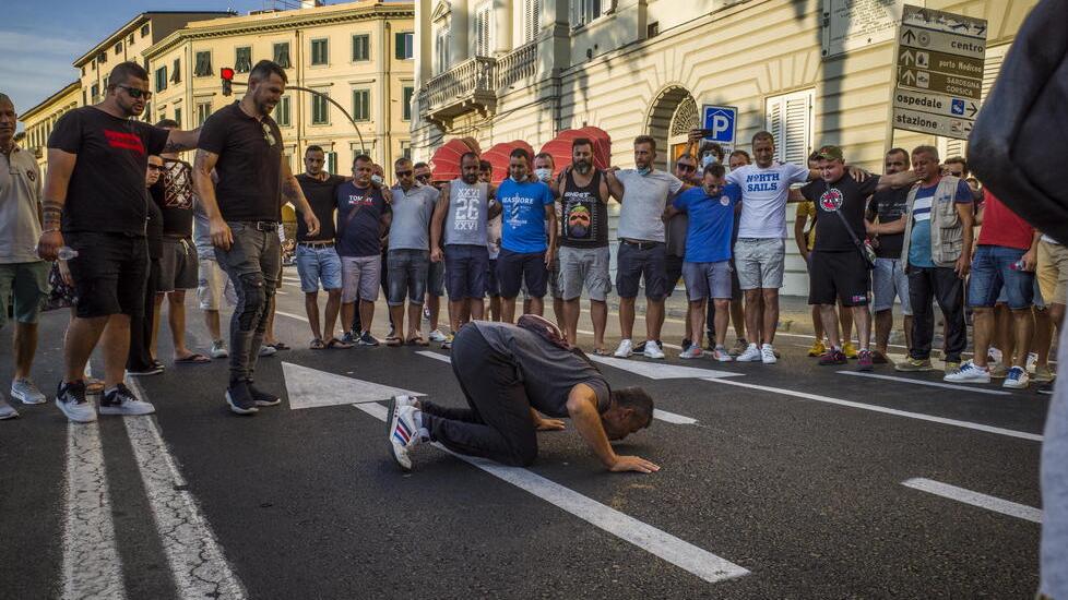 Livorno, ucciso sul viale dalla Porsche. L’investitore verso il processo: «Era positivo ad alcol e droga»