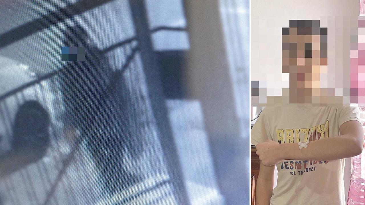 Livorno, il tredicenne rapinato sotto casa: «Mi ha puntato il coltello in gola»