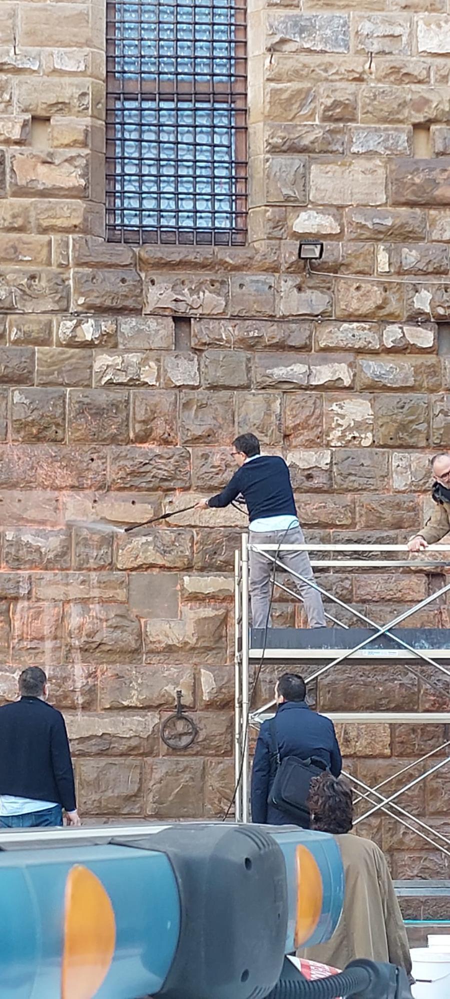 Attivisti imbrattano la facciata di Palazzo Vecchio: Nardella la ripulisce con gli idranti