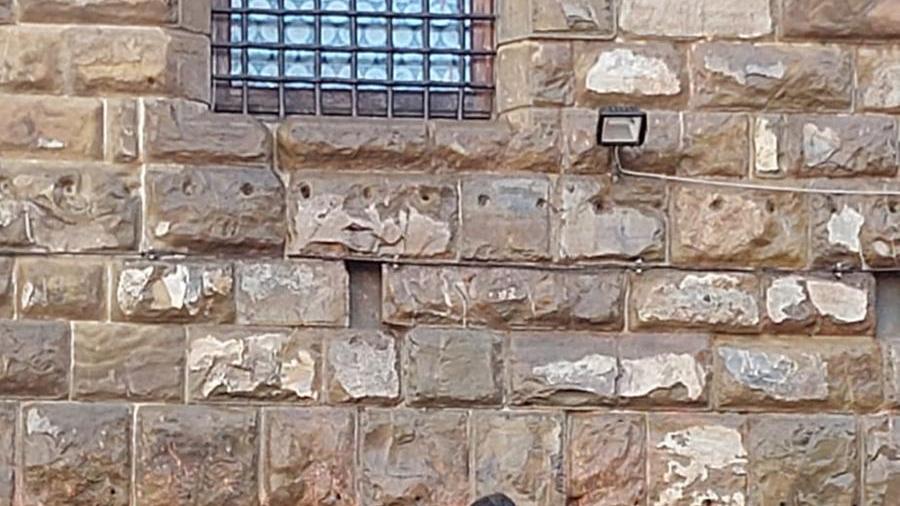 Attivisti imbrattano la facciata di Palazzo Vecchio: Nardella la ripulisce con gli idranti