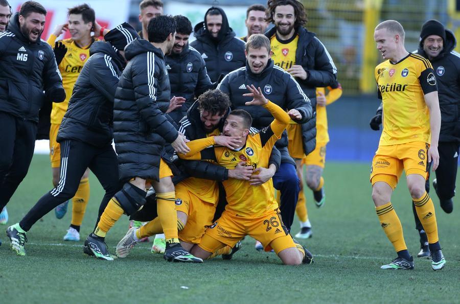 
	Gaetano Masucci festeggia coi compagni una delle reti in questa stagione (Foto Sestini)

