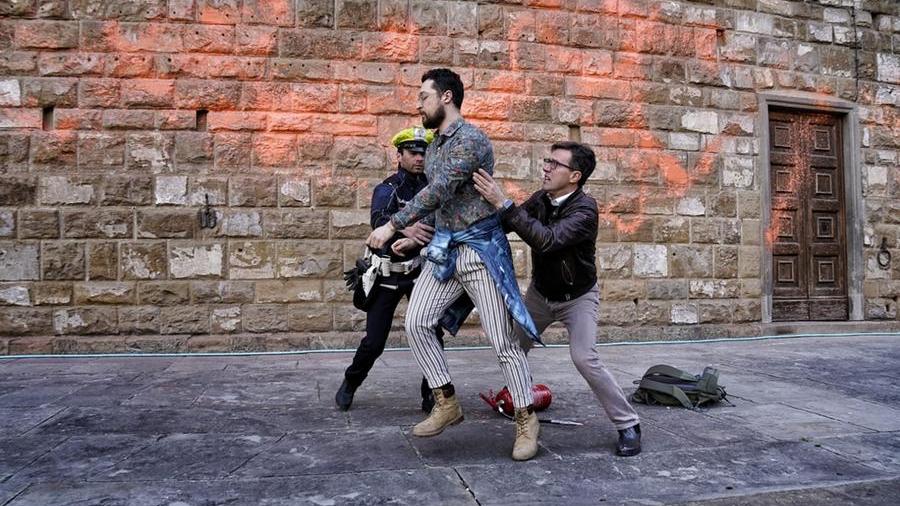 Il sindaco Nardella mentre prova a fermare uno degli attivisti