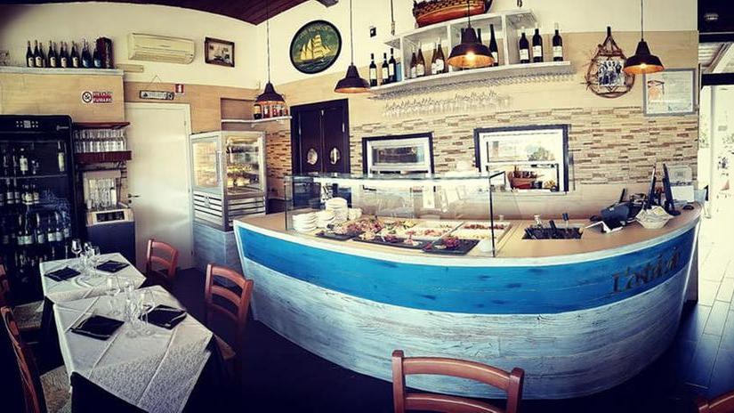 Il bancone de "L'Ostricaio", in viale Italia 100