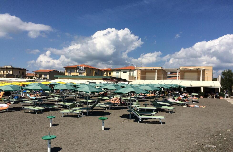 Cecina, i bagni pronti ad aprire a Pasqua: «Ma è difficile trovare chi lavora»