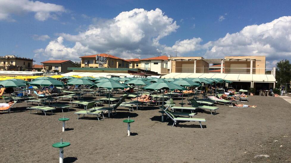 Cecina, i bagni pronti ad aprire a Pasqua: «Ma è difficile trovare chi lavora»