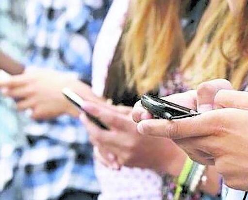 Pisa, gira video hard con una giovane poi li mostra al suo fidanzato: 40enne indagato per revenge porn