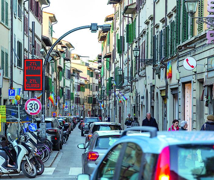 «Queste strade sono camere a gas»: la rabbia di residenti e negozianti dell’Oltrarno
