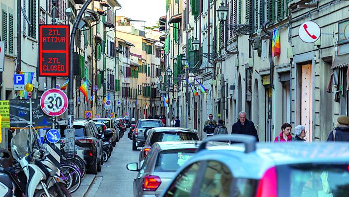 «Queste strade sono camere a gas»: la rabbia di residenti e negozianti dell’Oltrarno