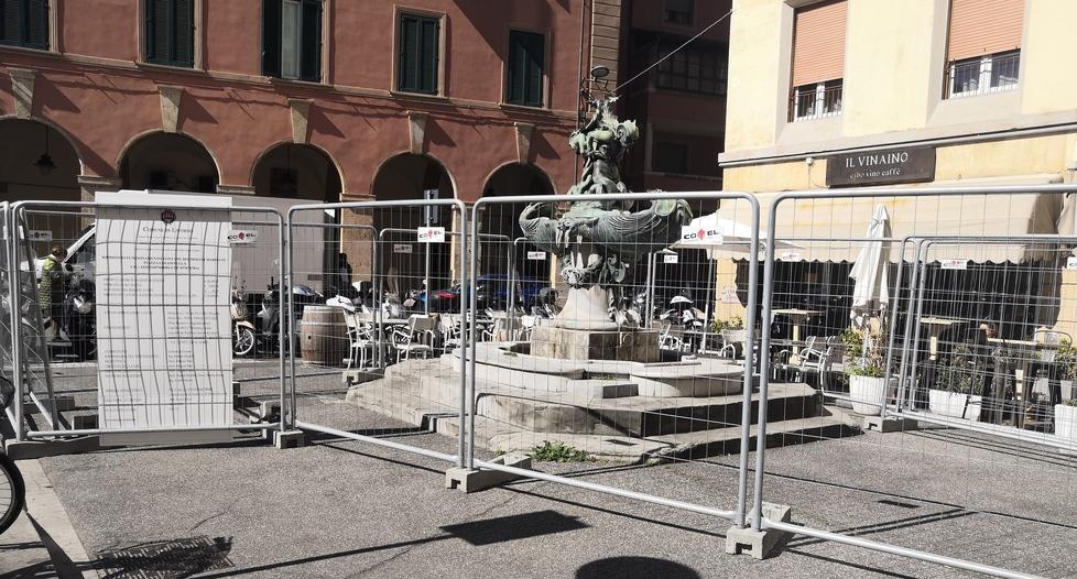 Fontane del Tacca, via al restauro. Ecco il cantiere in piazza Colonnella 