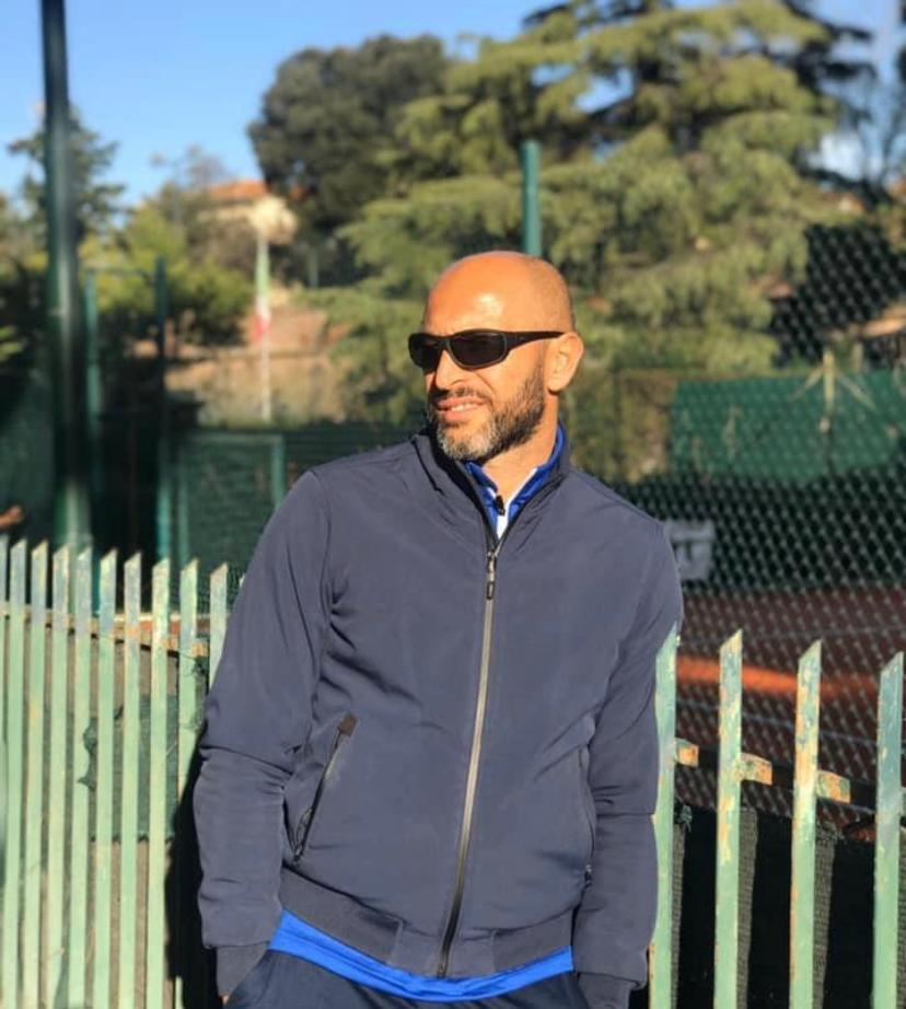 Manca il portiere? No problem. Ci pensa il mister di 48 anni 