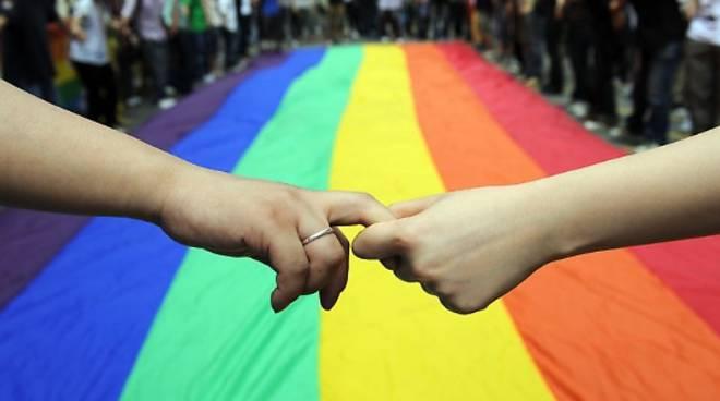 Comunità Lgbt in piazza a Firenze per le famiglie omogenitoriali: «Cancellate la circolare delle prefetture»