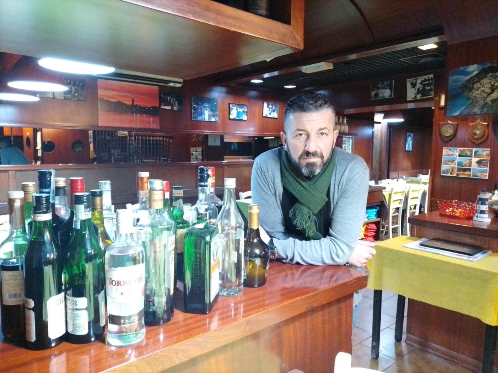 Pasquale Fortunato, il titolare della pizzeria "Il Fanale" sugli scali Novi Lena (foto Daniele Stefanini/Agenzia Franco Silvi)