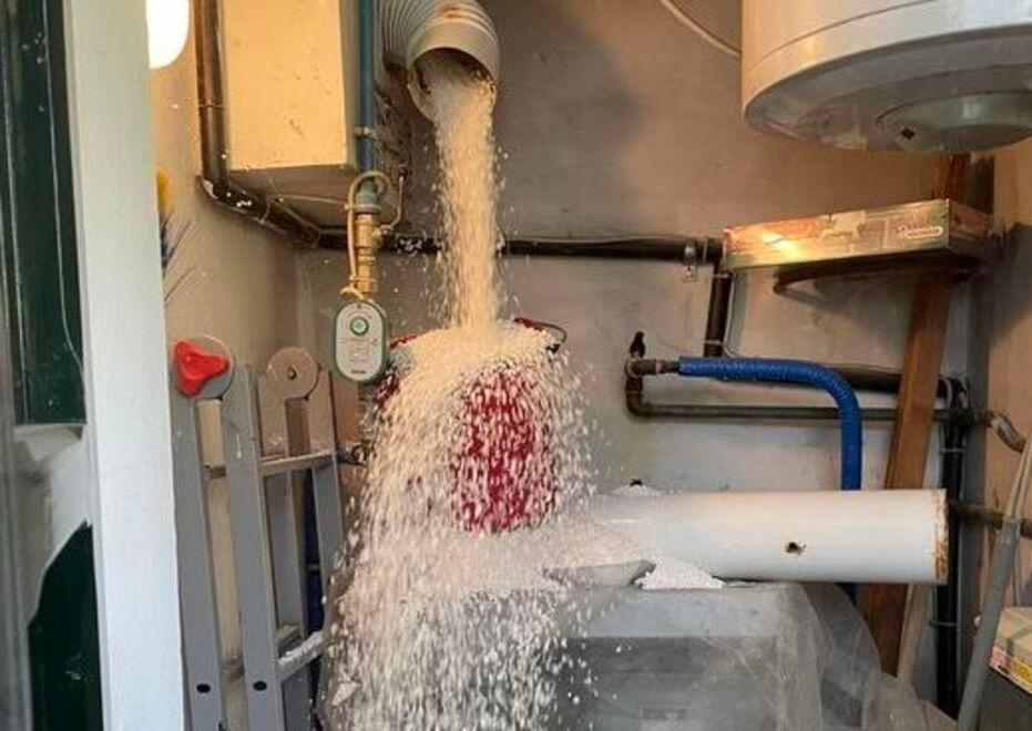 Lidi ferraresi, migliaia di palline di plastica infilate nel tubo della canna fumaria