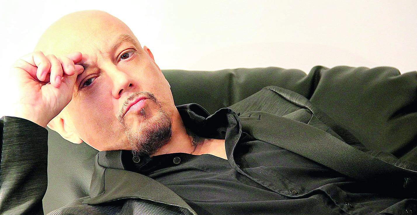 Enrico Ruggeri: «Al mio primo live nell’isola zero paganti. Io di destra? No, sono una mente libera»