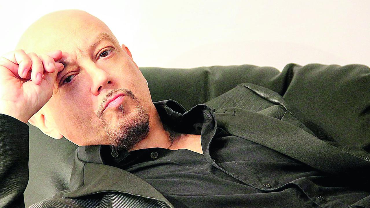 Enrico Ruggeri: «Al mio primo live nell’isola zero paganti. Io di destra? No, sono una mente libera»