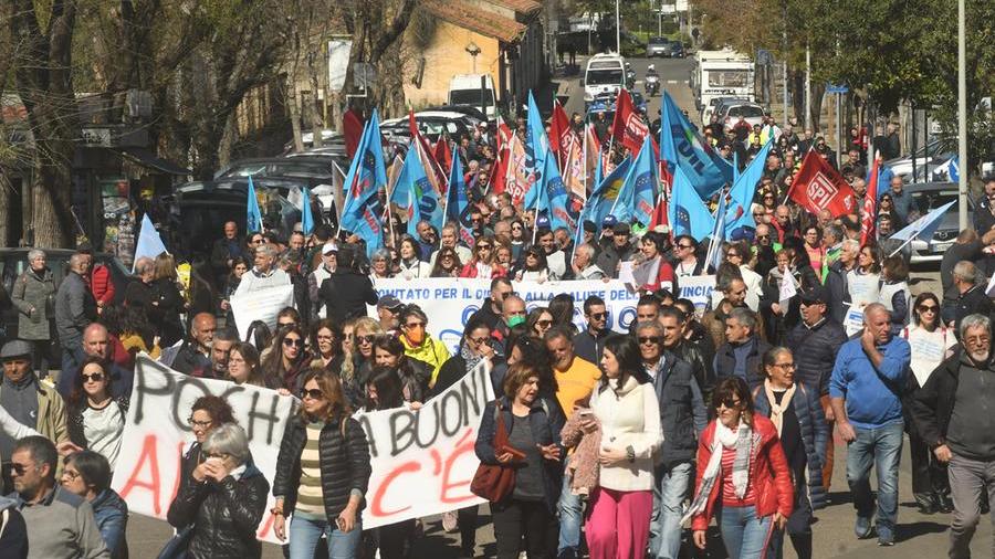 Alcuni dei manifestanti ieri mattina a Oristano
