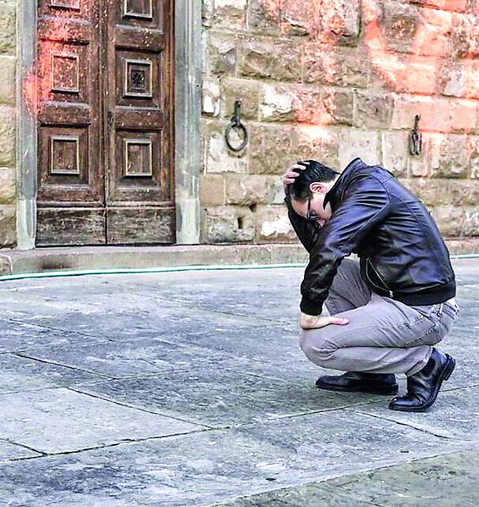 Attacco ecologista a Firenze, Sgarbi: «Misure e pene severe, no a borse e cappotti nei musei»