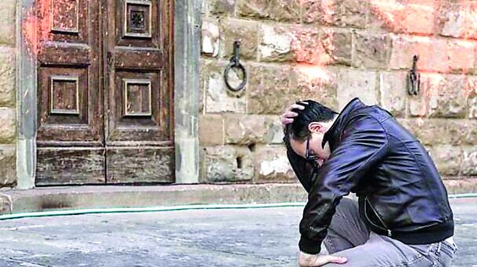 Attacco ecologista a Firenze, Sgarbi: «Misure e pene severe, no a borse e cappotti nei musei»