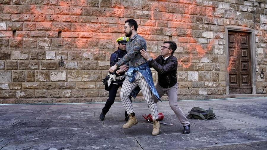 Attacco ecologista a Firenze, l’attivista: «Ma non vi scandalizzano le tante morti per il clima»