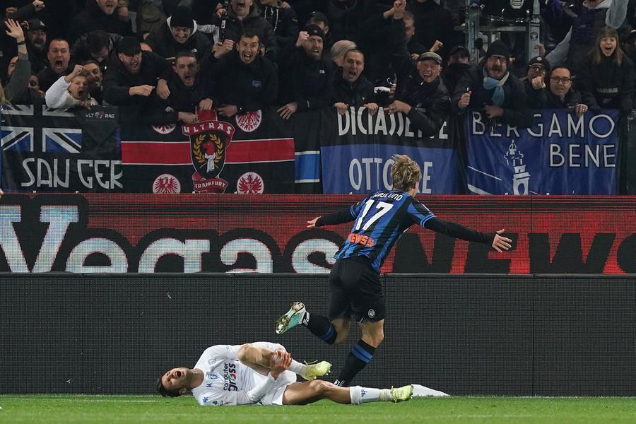 
	Bandinelli a terra dopo il contrasto in area mentre Rasmus Hojlund esulta per il gol del 2-1


