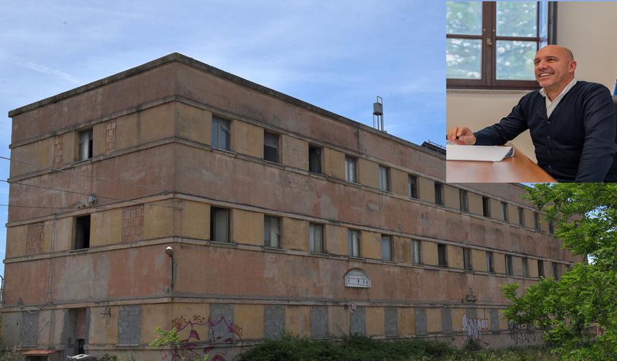 
	L'ex palazzo della Ferrovia ora di propriet&agrave; del Comune e l'assessore Bastianino Monni&nbsp;

