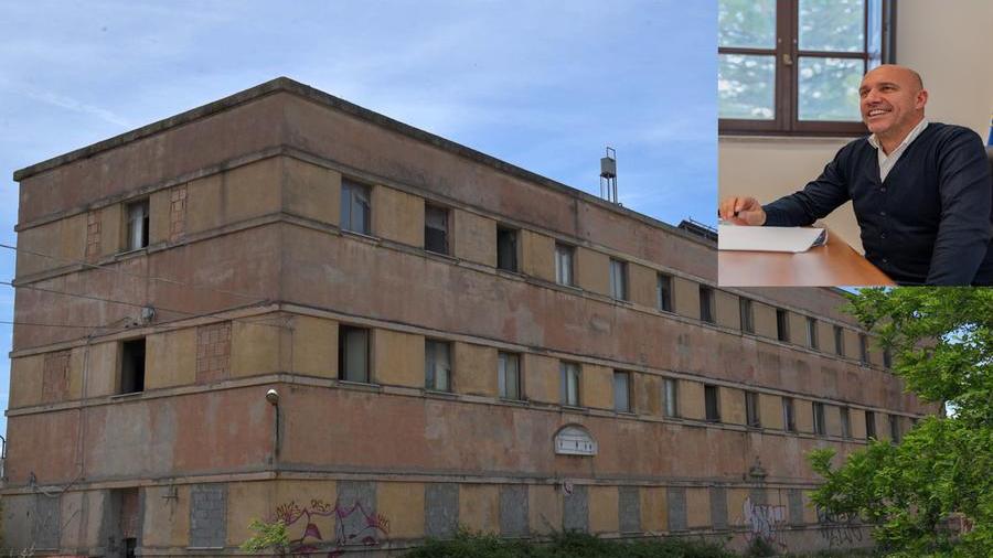 L'ex palazzo della Ferrovia ora di proprietà del Comune e l'assessore Bastianino Monni 
