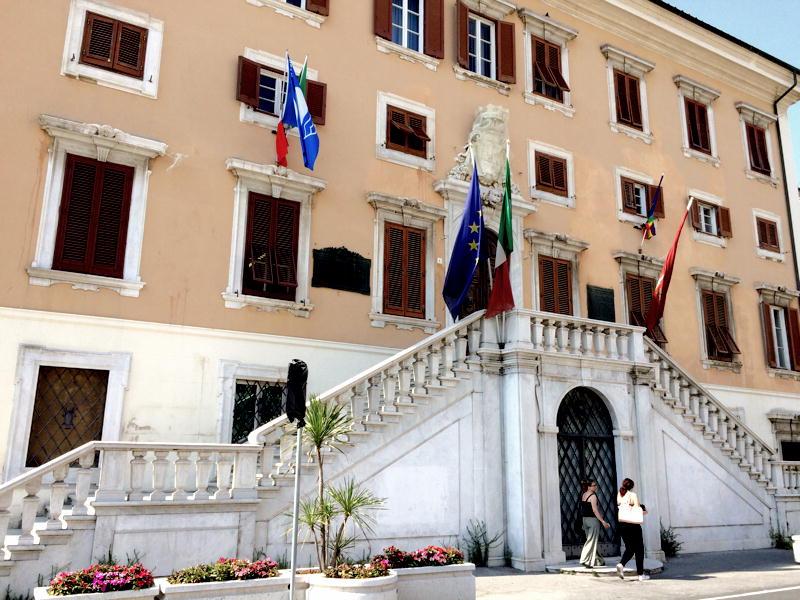 L’ingresso del palazzo comunale