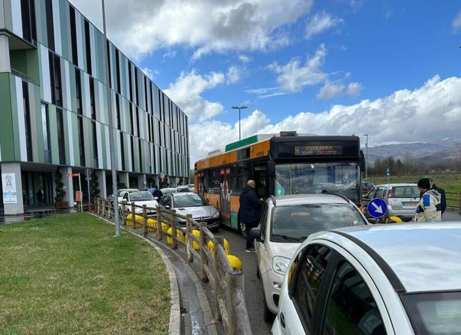 Un autobus della linea H fermo davanti all’ospedale a causa delle auto parcheggiate in divieto di sosta (foto Studio Nucci)
