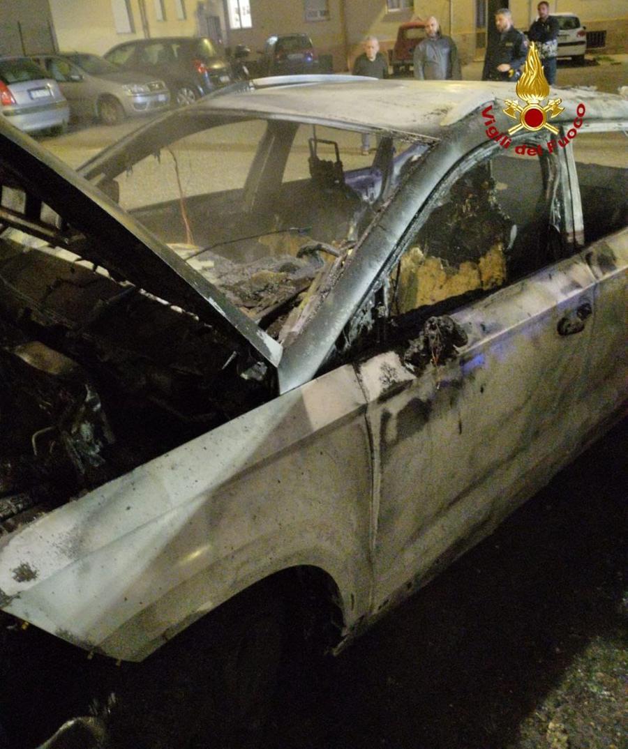 Nuoro, incendio doloso distrugge 3 auto