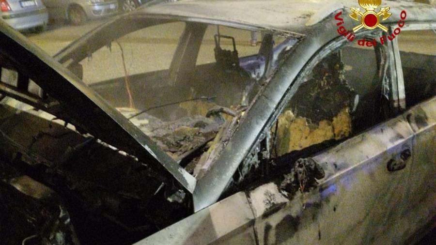 Nuoro, incendio doloso distrugge 3 auto