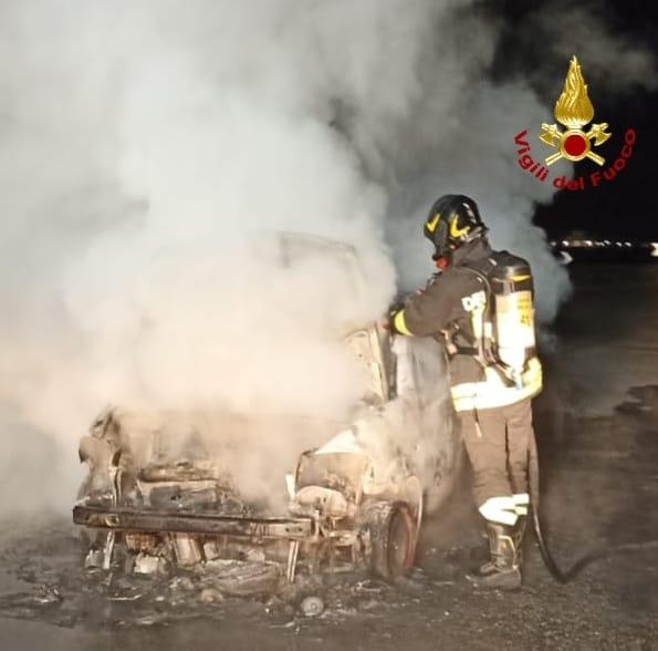 Auto in fiamme in via Romana, indagini in corso