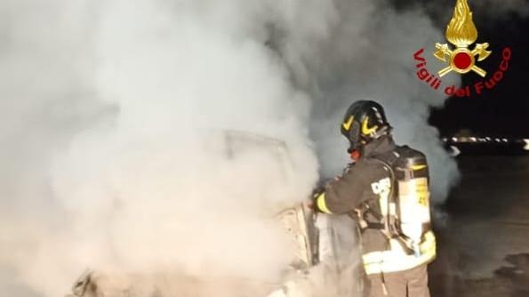 Auto in fiamme in via Romana, indagini in corso