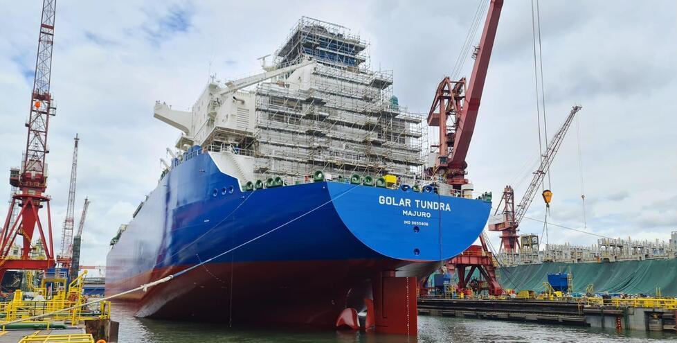 La Golar Tundra nel cantiere di Singapore, da dove è partita da giorni in direzione Piombino attraverso il canale di Suez