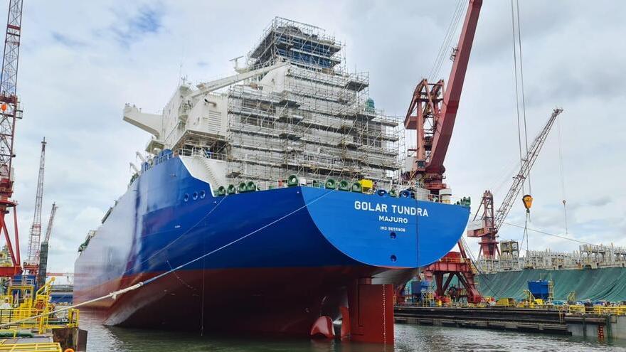 La Golar Tundra nel cantiere di Singapore, da dove è partita da giorni in direzione Piombino attraverso il canale di Suez