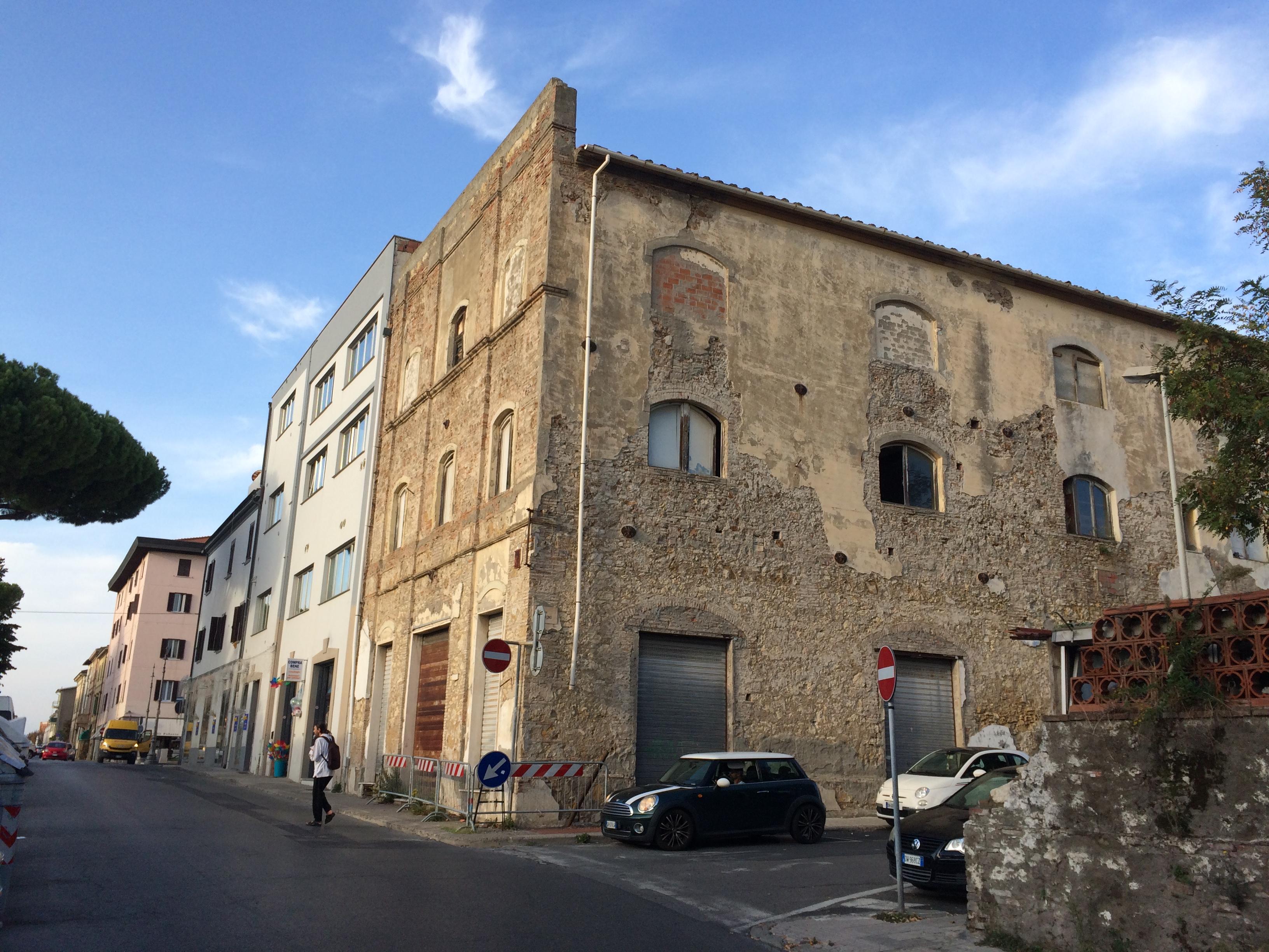 Il palazzo dove sorgeva l’ex panificio Nieri a Cecina (foto Falorni/Silvi)