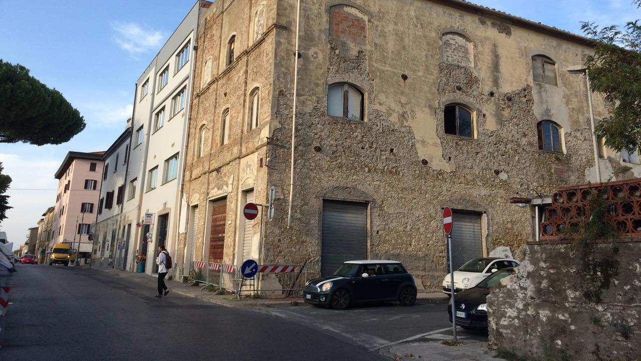 Il palazzo dove sorgeva l’ex panificio Nieri a Cecina (foto Falorni/Silvi)