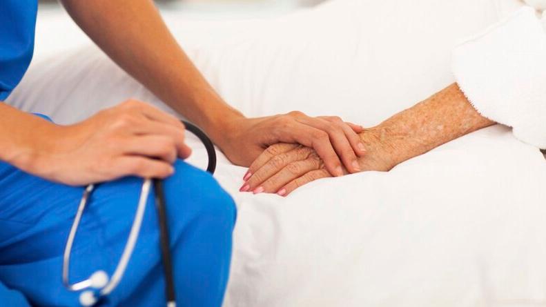 Il fratello del 58enne in coma: «Per i medici nessuna speranza: rispettiamo la volontà di Andrea»