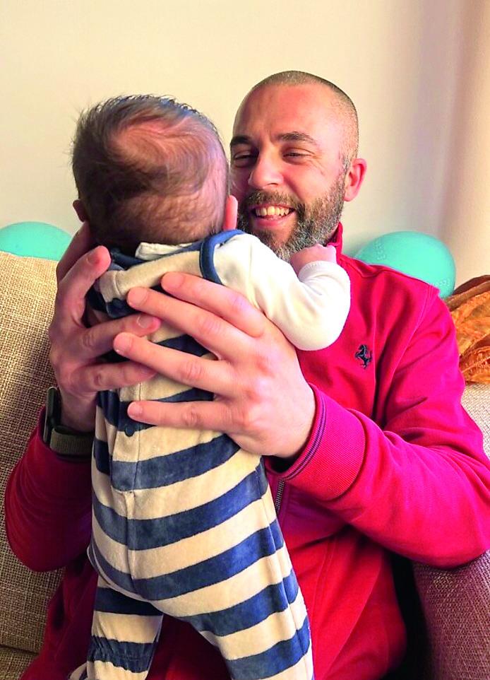 
	Maurizio Cappai col suo bambino

